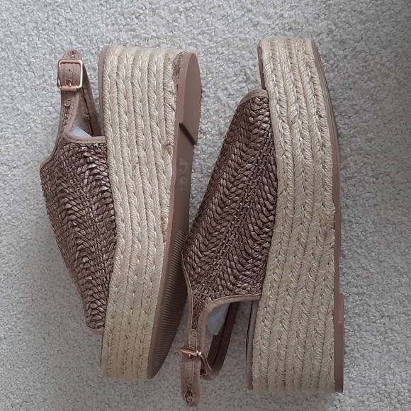Steven By Steve Madden Shoes - 31. NWOT. Steven by Steve Madden open toe platform sandals